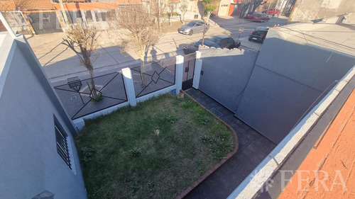 Venta De Casa De 4 Ambientes Con Cochera Y Fondo Libre En Wilde
