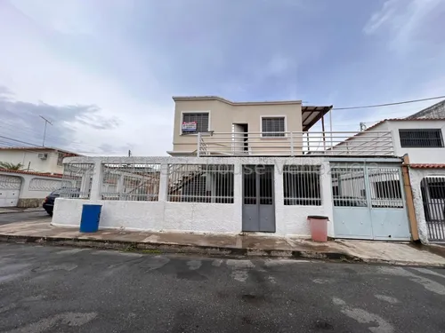 Casa En Venta Urbanizacion Bermudez Maracay, Seguridad, Vigilancia 24hrs, Lista Para Negociar! Rah 24-28808