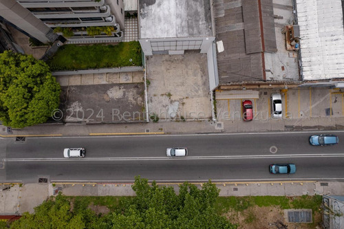Los Dos Caminos !! A Pie De Calle, Excepcional Galpón O Edificio Comercial Con 2 Niveles Techados De 344 M2 Cada Uno, Más Terraza De 350 M2, Para Total De 1.038 M2 Construcción, Estac. Para 8 Vehíc.
