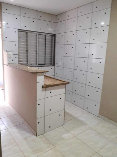 Casa Com 3 Cômodos, 1 Banheiro, Lavanderia, Quintal Amplo.