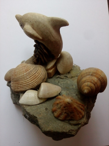 Escultura De Delfin Sobre Roca Con Olas Conchas Caracol Mar Verde (Usado)