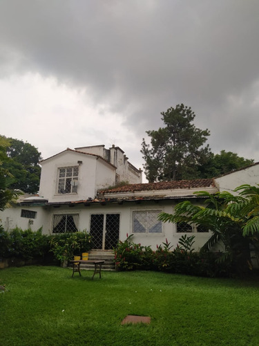 Best House Vende Estupenda Casa En El Country Club Chacao, Caracas.