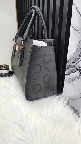 Bolsa Guess Hg961607 Nueva 100 % Original Con Etiqueta Negro Estampado Oro Negro