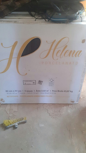 Imagem 1 de 3 de Eu Tenho 23 Metros De Pisos Porcelanato Preto Com Dourado