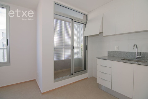 Apartamento En Alquiler De 2 Dormitorios En La Comercial