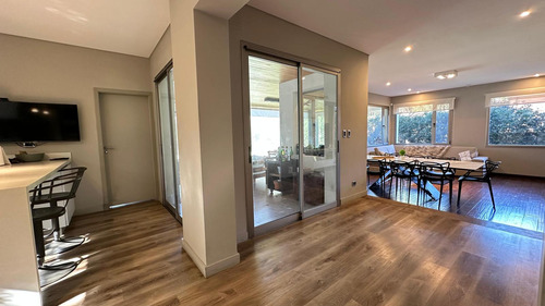 Venta/ Permuta Casa 4 Dormis Y Comodín En Funes Hills San Marino