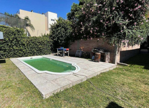Casa En Venta - 4 Dormitorios 5 Baños - Morón
