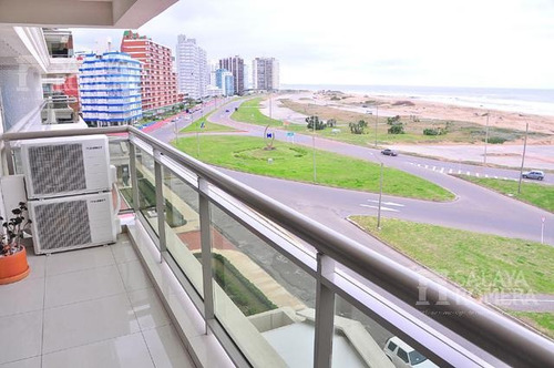 Apartamento De 4 Dormitorios Ubicado En Primera Linea De Playa Brava, Punta Del Este
