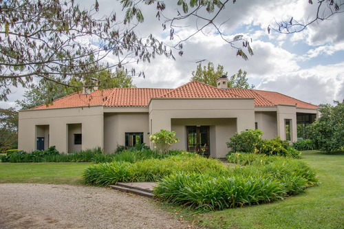 Casa Altos De Pilar 10 Ambientes Sobre Lote 3500 Mts.