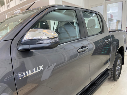 Imagen 5 de 16 de Toyota Hilux 4x2 D/c Srv 2.8 Tdi 6a/t My 2022 Mr