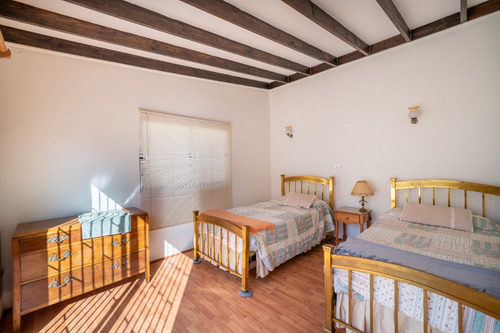 Gran Casa De Dos Pisos En Excelente Sector De Concón