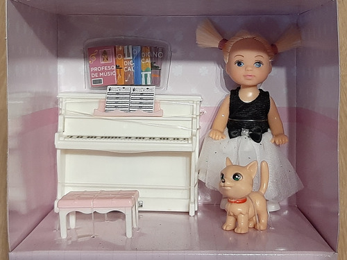 Muñeca Zoe Pianista Con Piano Musical + Mascota