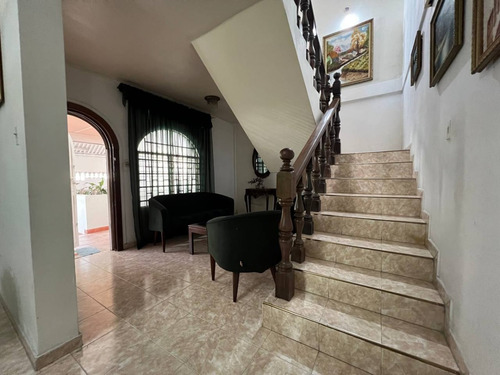 Casa Con Piscina Urbanización Andrés Bello Maracay