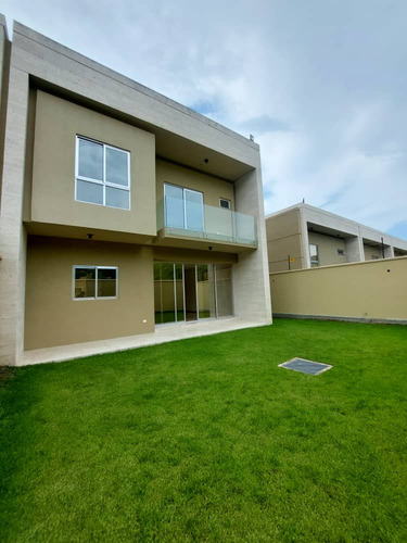 En Cumbres De Guataparo Townhouse A Estrenar Vende Saúl Osío
