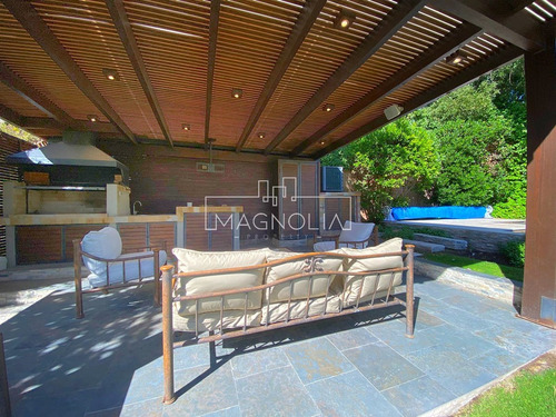 Casa En Venta De 5 Dorm. 4 Baños Mas Serv. En Piedra Roja