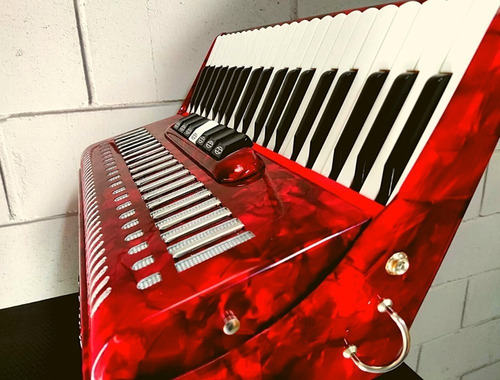 Sanfona/gaita/acordeon Todeskini 120 Baixos 7 Registros Cor Vermelho