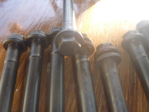 Imagen 2 de 2 de Vendo Tornillo De Cabezote De Toyota Modelo F