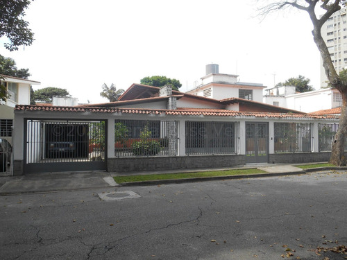 Cómoda Casa De Una Sola Planta En Venta La Floresta Caracas 21-12039