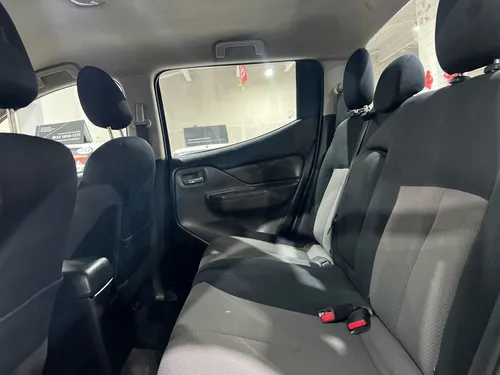 Mitsubishi L200 2.4 Cabina Doble 4x2 Mt