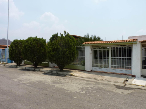 Casa En Venta Ubicada En Turmero Urbanización Parque Resd. Don Juan Db 23-15618