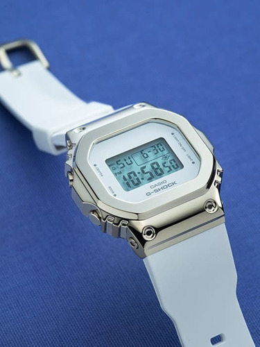 Reloj Casio Dama Gm-s5600g-7d G-shock Antigolpe Sumergible Color De La Malla Blanco Color Del Bisel Dorado Color Del Fondo Blanco