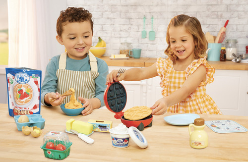 Little Tikes Creative Chefs Kit de Waffles - Set de Cocina Infantil con Arena Make-It! Mix, Máquina de Waffles Realista, 18 Accesorios y Mesa de Juego Plegable, No Comestible