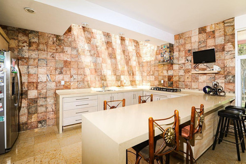 Casa Con Amplio Jardín Estilo Contemporáneo