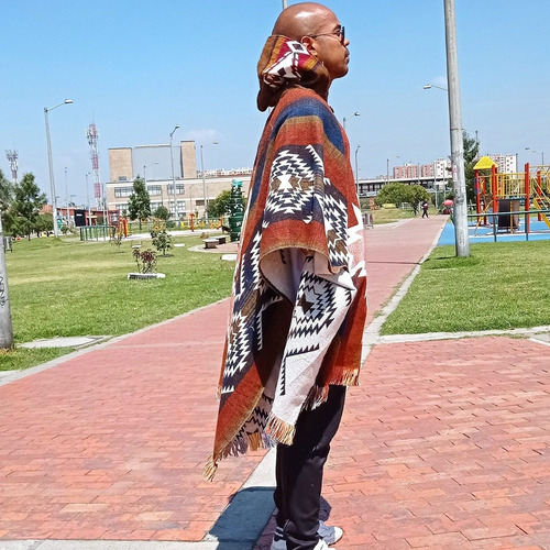 Imagen 3 de 8 de Maxi Ruana Poncho Hombre Mujer Lana Alpaca Con Capota Urbana