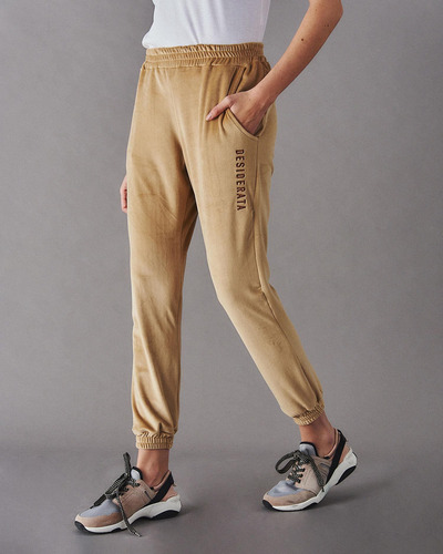 Imagen 2 de 6 de Jogger Desiderata Velvet Basic Color Tostado Para Mujer