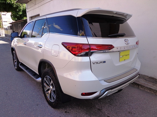Imagen 6 de 18 de Toyota Fortuner Dubai Vxr 2019 V6 4x4 Automático