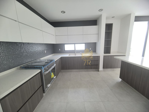 Casa De Autor En Zibata En Venta O Renta Con Recámara En Planta Baja O Estudio