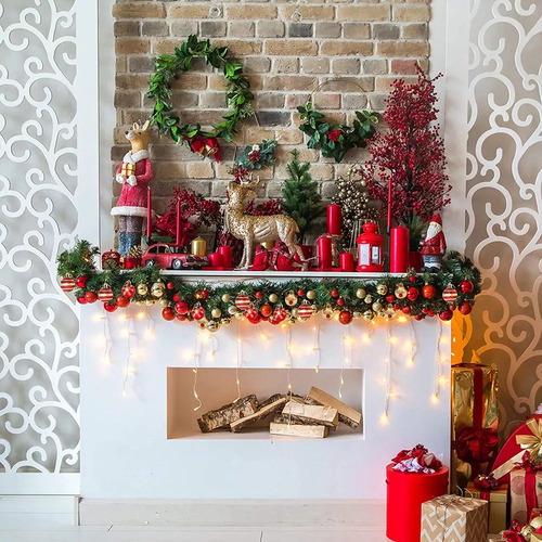 Un Paquete Con Adornos Navideños De Oro Rojo
