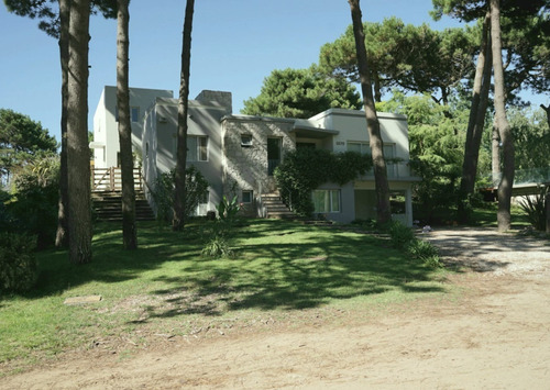 Casa En Alquiler Temporario Pinamar Con Pileta. Calle Tranquila