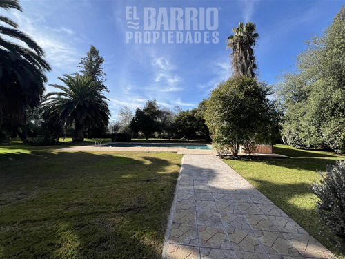 Casa En Venta En Chicureo, A Pasos Del Colegio Santa Cruz