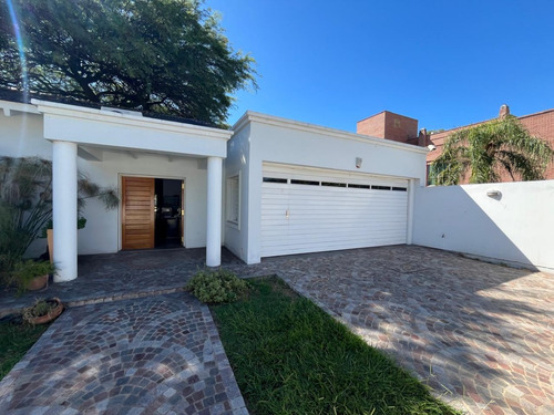 Casa De Categoria A La Venta En Villa Belgrano Sobre Neper