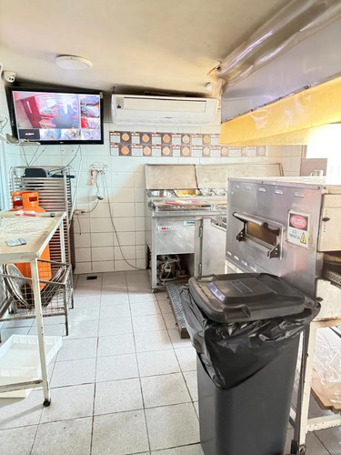 Local Comercial En Av Recoleta, Ideal Para Comida Trifasica