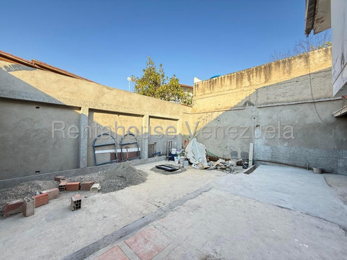 Hermosa Casa Quinta De 2 Niveles En Venta Ubicada En Alto Prados Del Este 25-17674