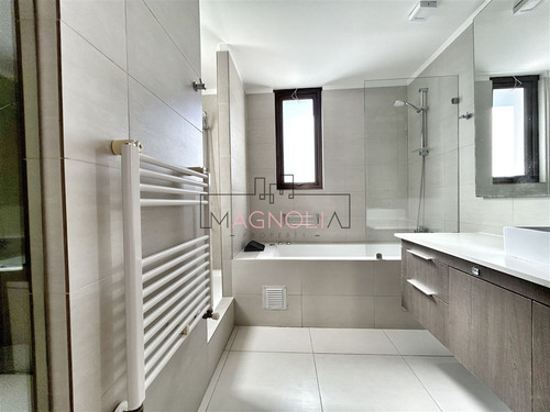 Casa En Venta De 6 Dorm. En Lo Barnechea