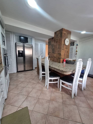 Lujoso Y Amplio Apartamento En Los Nuevos Teques, Estado Miranda.
