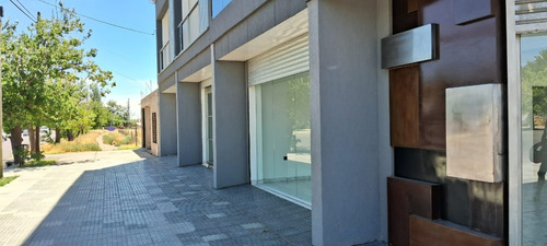 Alquiler De Locales Comerciales Sobre Avenida Moreno - ¡alta Gama Y A Estrenar!