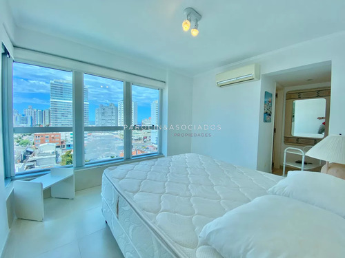 Apartamento En Alquiler De Tres Dormitorios, Punta Del Este