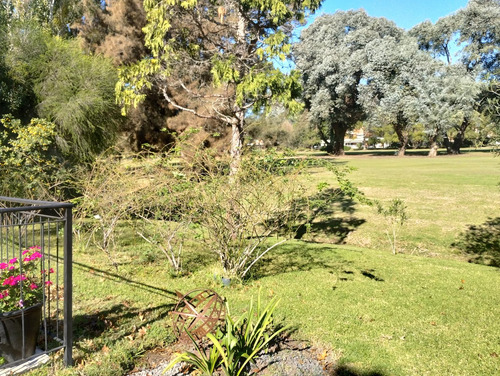 Casa En Excelente Estado, Con Un Lote Al Golf Único De 930 M² Con 40 Mts De Frente