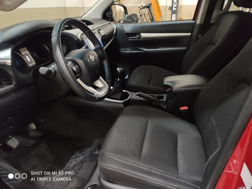 Imagen 8 de 11 de Toyota Hilux 2.8 Cd Srv 177cv 4x4 2016
