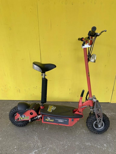 Imagem 2 de 4 de Patinete Elétrico Scooter Two Dogs 1000w 36v - Semi Novo