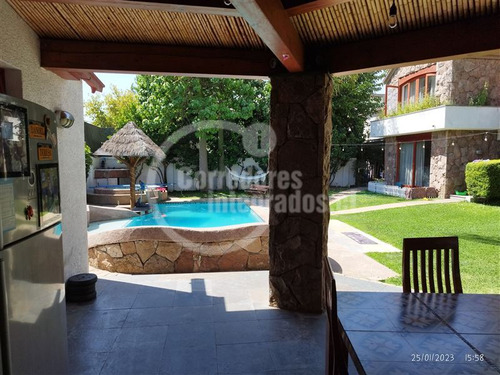 Casa En Venta De 6 Dorm. En La Reina