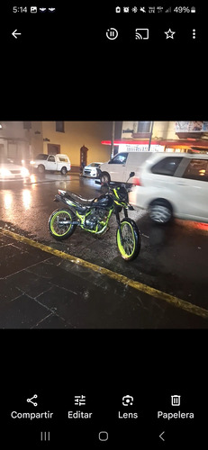 Es Verde Con Negro No Tiene Direccionales Y Tiene Luces Expl