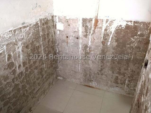 María Valera Trae En Venta Casa-comercial Con 1 Local Extenso Con Su Baño Y Oficina, En Centro Este De Barquisimeto, Agua Constante, Piso De Granito, Cantv, Aba, Ideal Para Uso Comercial O Residencial