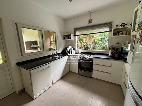 Casa En Venta Los Jazmines De 3 Dormitorios Y Dependencia. Pilar Del Este.