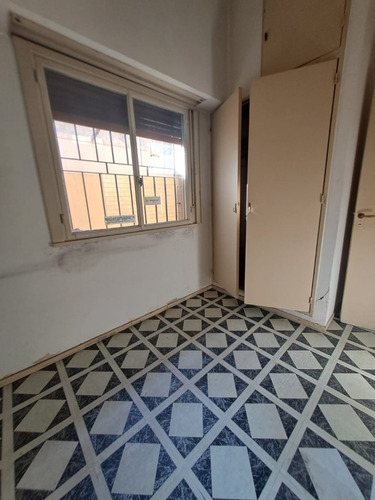 Tipo Casa 4 Amb Al Frente En Planta Baja Con Patio * A Mts De Avenidas*