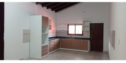 Vendo Casa En Pleno Centro De Encarnación: 6 Habitaciones Y 3 Baños.